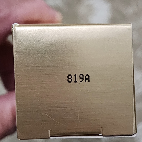 Stila Hide & Chic Foundation - Picture 6 of 7